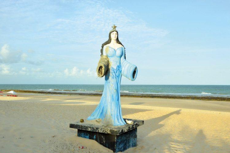 Bombeiros salvam cinco banhistas na Praia do Meio em Natal