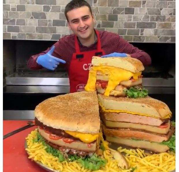 DE CACHORRO-QUENTE À CARNE DE AVESTRUZ: CONHEÇA O COZINHEIRO QUE FAZ SUCESSO COM COMIDAS GIGANTES