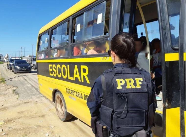 Ônibus escolar é flagrado com excesso de passageiros, na BR-230