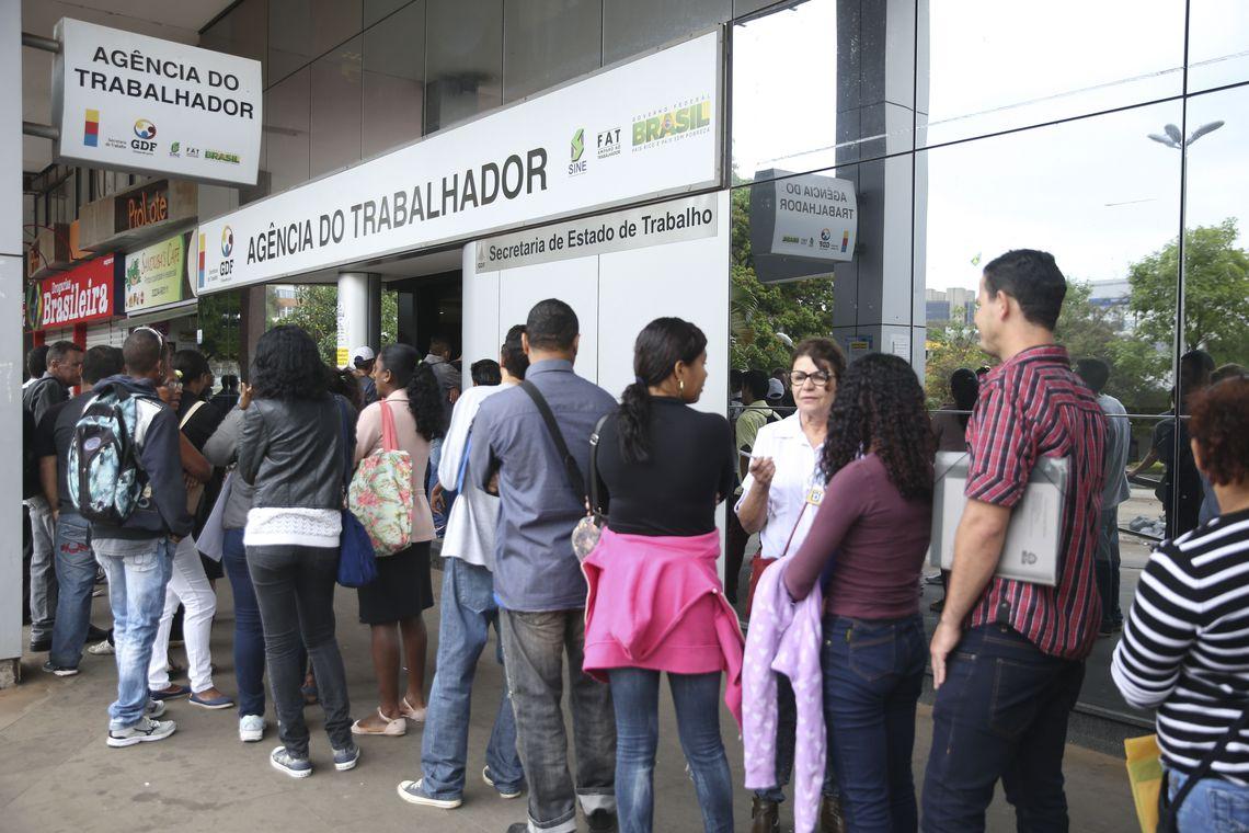 Um em cada quatro desempregados procura trabalho há pelo menos 2 anos