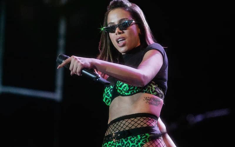 Anitta se assusta e foge após homem invadir palco de show no interior de SP