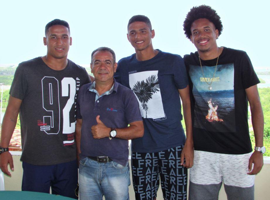 APÓS FINAL DO ESTADUAL SUB 19; ATLETAS DE GEORGINO AVELINO NO VISÃO CELESTE SE REÚNEM COM FAMILIARES