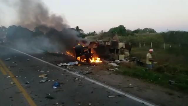 Bandidos atravessam ônibus na pista e explodem carro-forte na BR-226, no RN