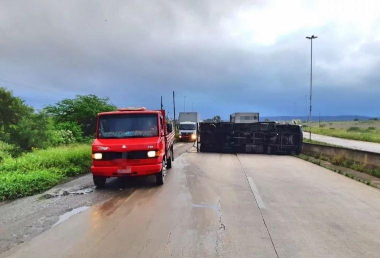 Caminhão tomba e interrompe tráfego na BR-232