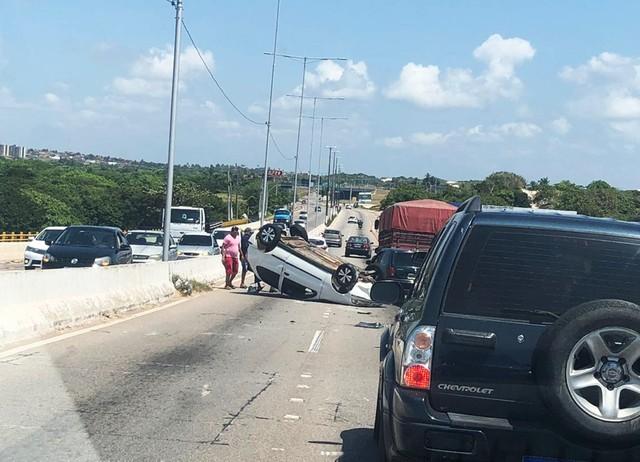Carro capota em cima da ponte Newton Navarro, em Natal