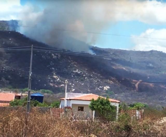 Corpo de Bombeiros confirma risco de incêndio florestal atingir Santuário do Lima, em Patu, RN