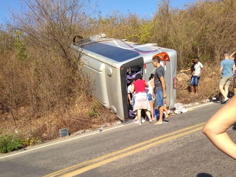 Freio de ônibus falha e veículo tomba na CE-241, em Alcântaras; passageiros ficam feridos