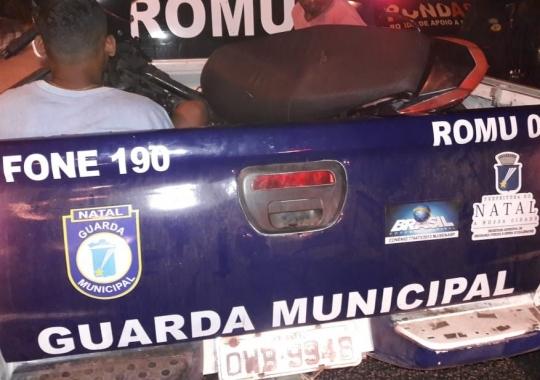 Guarda Municipal aborda homens e apreende réplica de arma de fogo