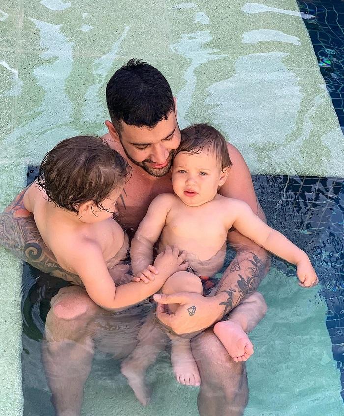 Gusttavo Lima posa com os filhos, Gabriel e Samuel, em dia de piscina