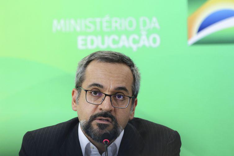 Ministro diz que Enem terá como foco conhecimentos objetivos