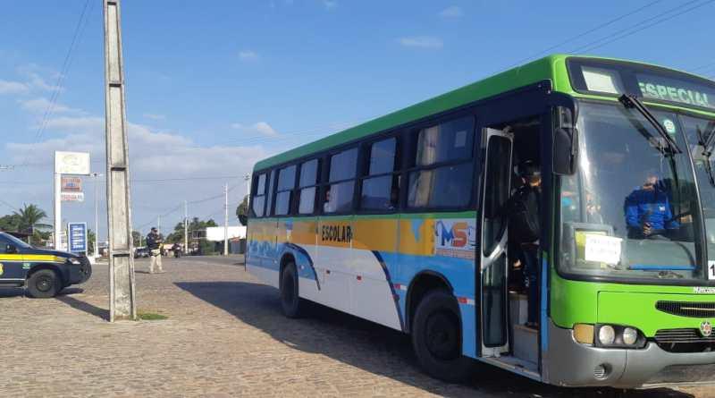 Ônibus escolares com excesso de passageiros são autuados pela PRF no RN