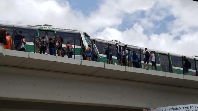 VLTs batem de frente e deixam 37 feridos em Fortaleza; maquinista está preso nas ferragens