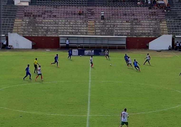 Bola rolando pelo Super Matutão