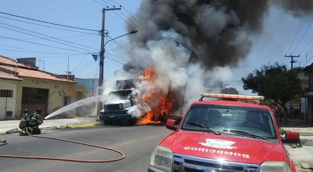 Caminhão estacionado pega fogo em Mossoró, RN