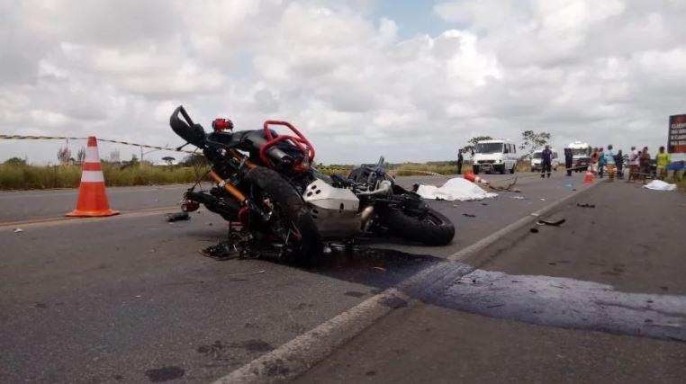 Casal morre após acidente envolvendo carro e motocicleta