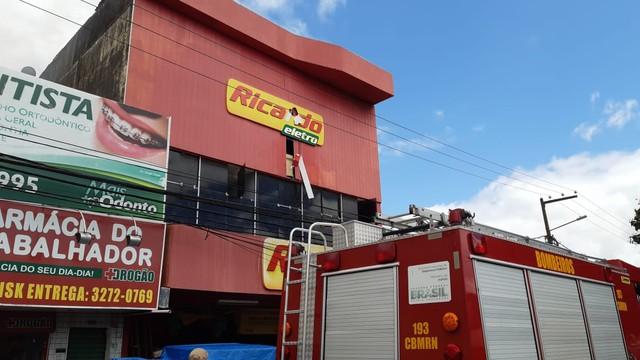 Incêndio atinge depósito de loja de eletrodomésticos na Grande Natal