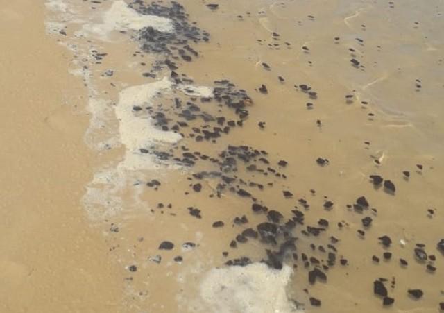 Manchas de óleo voltam a aparecer em seis praias do RN; veja vídeo