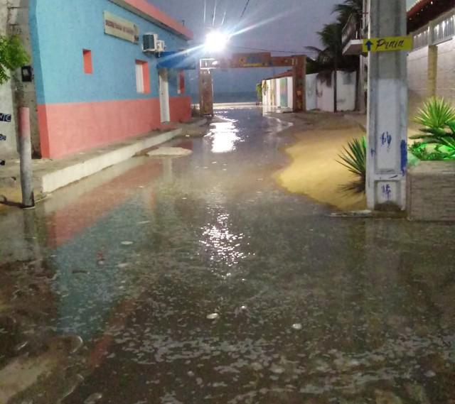 Mar invade ruas de Galinhos, no litoral norte potiguar