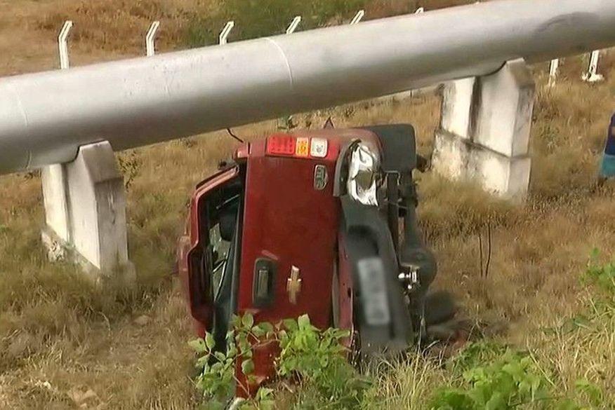 Mulher morre após carro colidir com tubulação e capotar em estrada da Paraíba