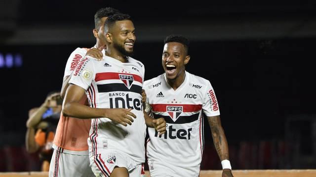São Paulo vence o Corinthians e embola briga pelo G-4; assista ao pós-jogo