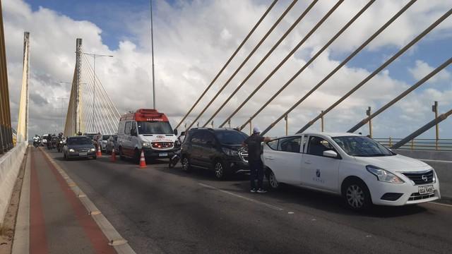 Sete carros e uma moto se envolvem em acidente na Ponte Newton Navarro em Natal