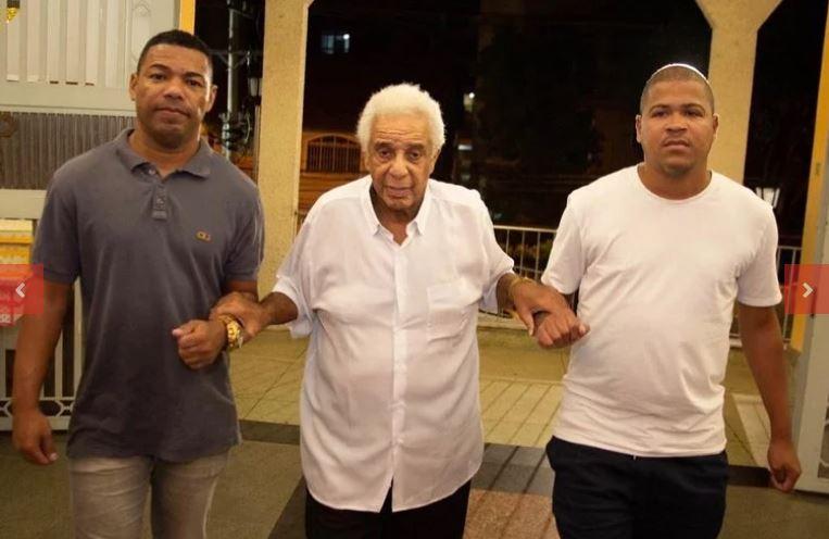Vídeo: um mês após sair do hospital, Agnaldo Timóteo canta em missa