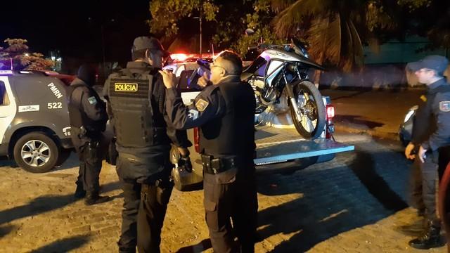 Após serem recebidos a tiros em Mãe Luíza, Policiais recuperam moto roubada na Grande Natal