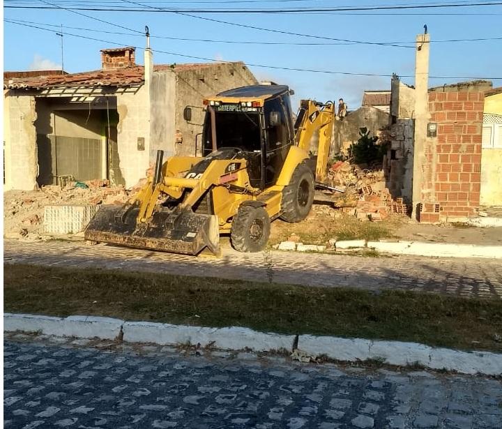 Em busca de traficante, PM usa trator para derrubar muro de casa em Mossoró