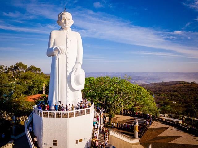 Estátua de Padre Cícero, em Juazeiro do Norte, completa 50 anos com festa e afeto dos cearenses