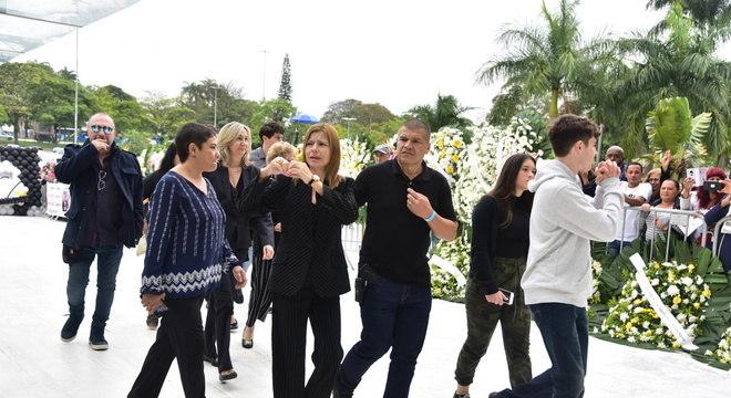 Familiares chegam para o último adeus a Gugu Liberato