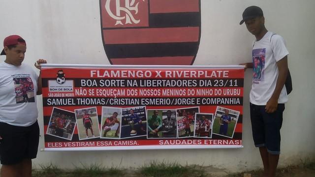 Familiares de Samuel fazem manifestação no Ninho do Urubu: 