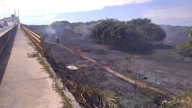 Incêndio próximo à ponte Newton Navarro prejudica visibilidade de motoristas em Natal