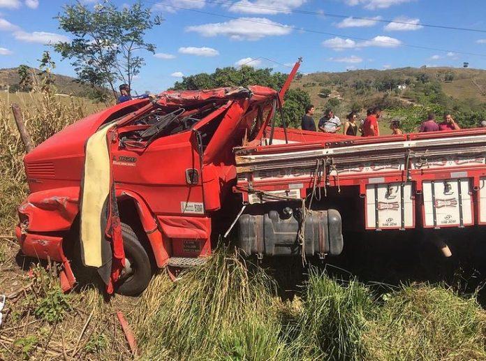 Motorista tomba caminhão carregado de flocão de milho entre Pirpirituba e Belém, na PB
