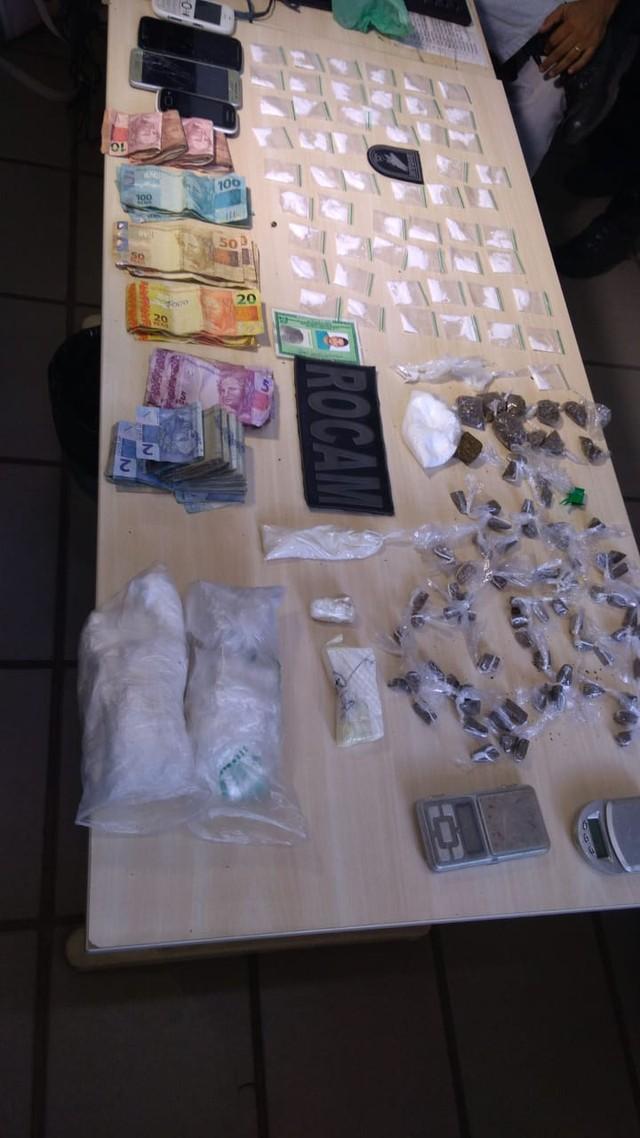 Polícia prende traficante com cocaína, maconha, skank e R$ 1.792 em Felipe Camarão, Zona Oeste de Natal