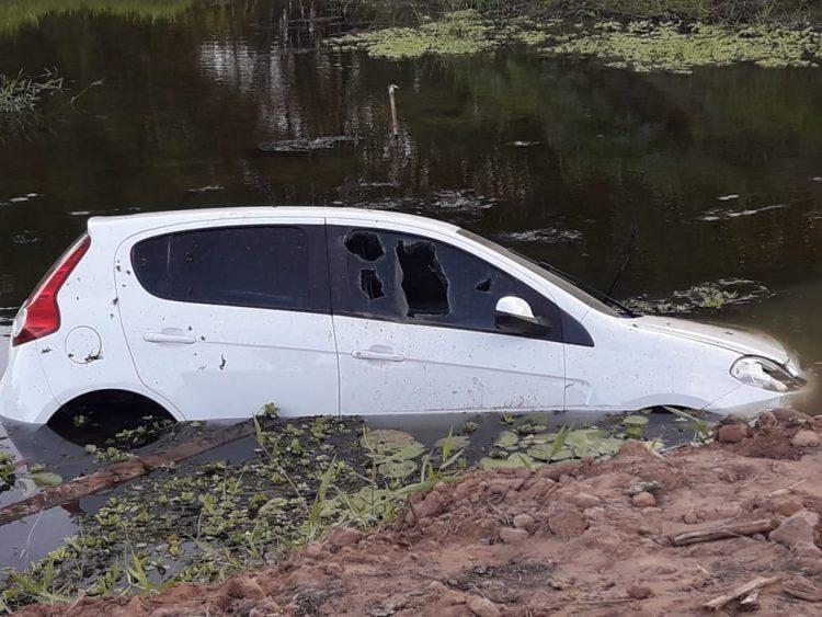 Submerso em lagoa, “carro fantasma” é mistério para a polícia da Grande Natal