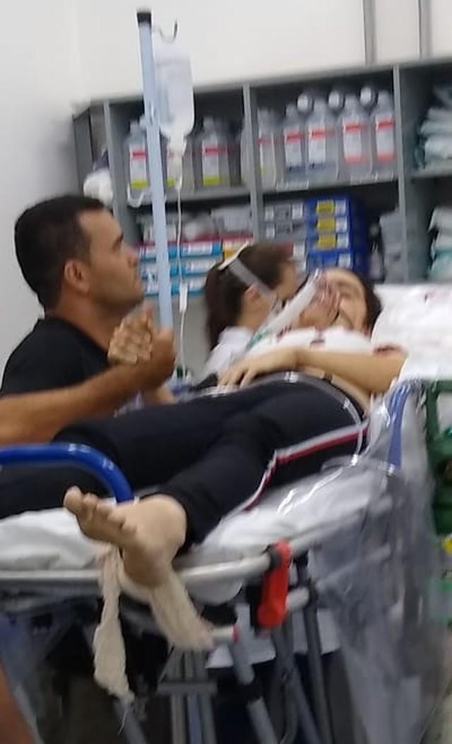 Suspeito de atirar em ex-namorada no RN aparece em foto segurando a mão da vítima no hospital após o crime