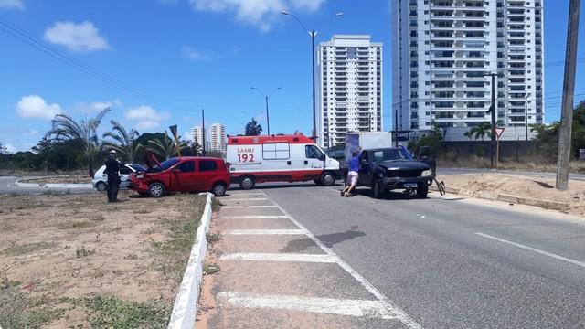 Acidente na rotatória da Rota do Sol deixa uma mulher fica ferida