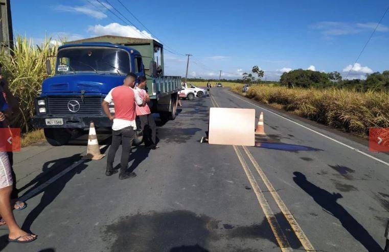 Após colisão, motociclista morre e condutor de caminhão foge