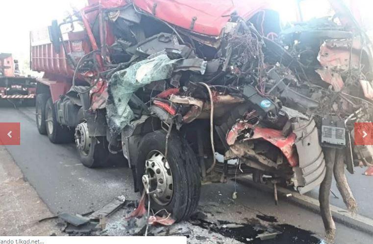 Cabine de caminhão fica destruída após colisão com carreta na BR-101