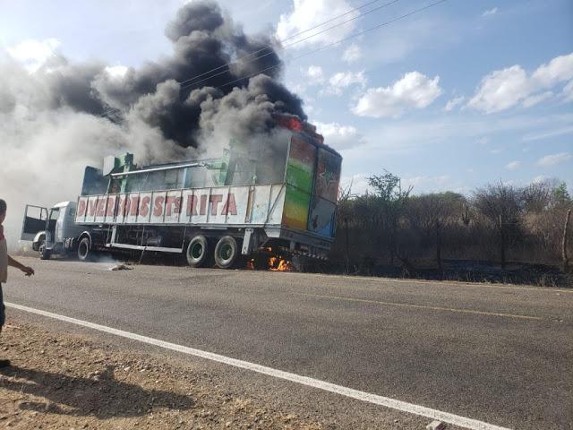Carreta de parque de diversões pega fogo em rodovia entre Santo Antônio e São José do Campestre, RN; veja vídeo