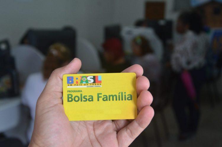 Congresso prorroga vigência de MP que institui 13º para Bolsa Família
