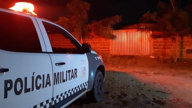 Criminosos arrombam portão, entram em casa e matam homem a tiros na Grande Natal