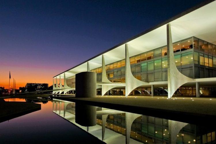 Governo extingue 27,5 mil cargos e veda concurso a 68 profissões em universidades