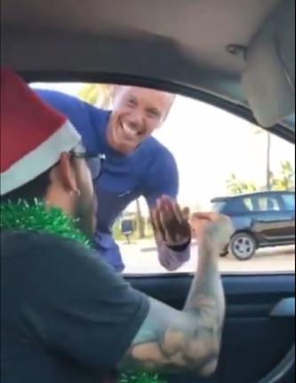 Papai Noel maconheiro distribui “beques” pelas ruas de cidade no Nordeste