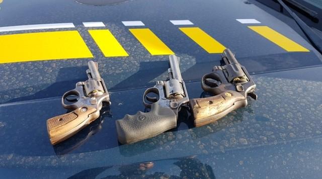 Quatro bandidos são presos com carro roubado, três armas e munições em Mossoró, RN