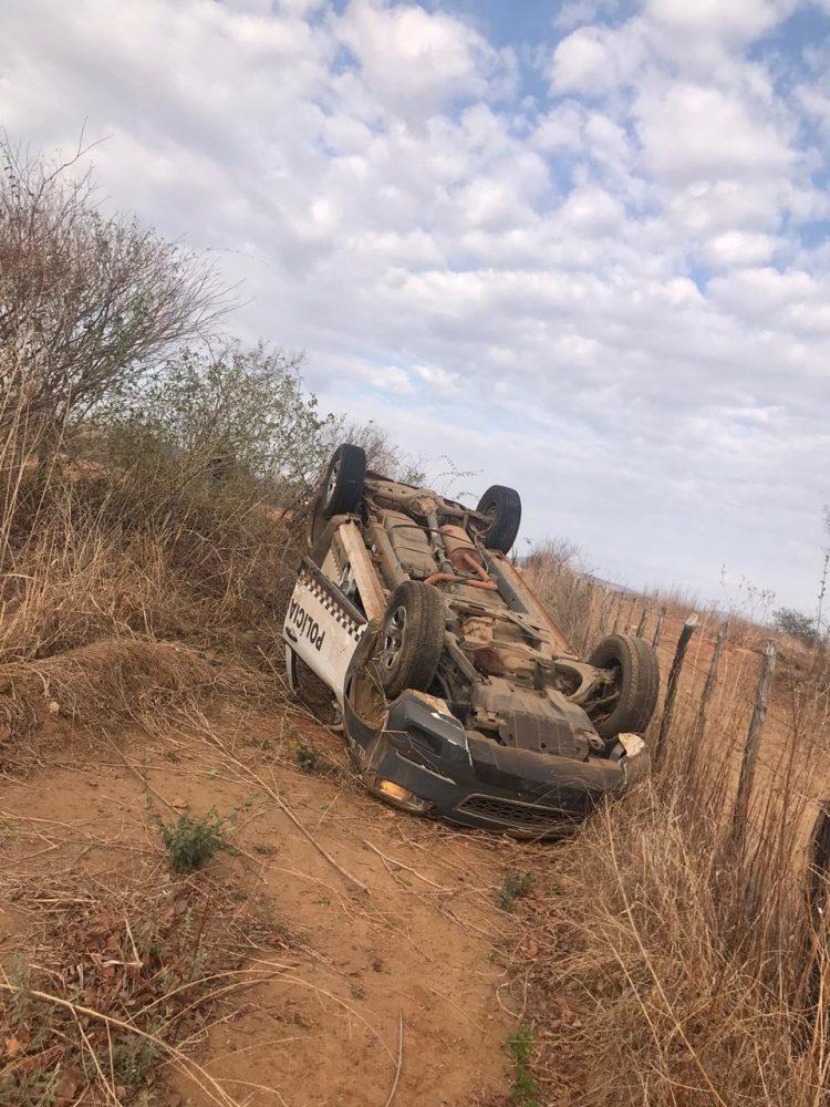 Viatura da PM desvia de carro na contramão e capota no Oeste potiguar