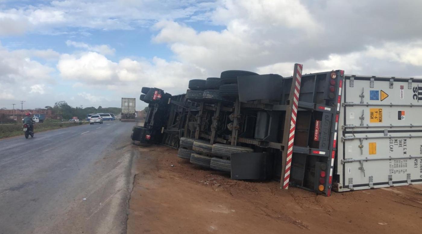 Caminhão de carga que saiu do RN tomba no Ceará