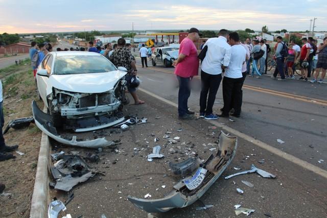 Carros batem de frente e uma pessoa morre na BR-405 em Mossoró