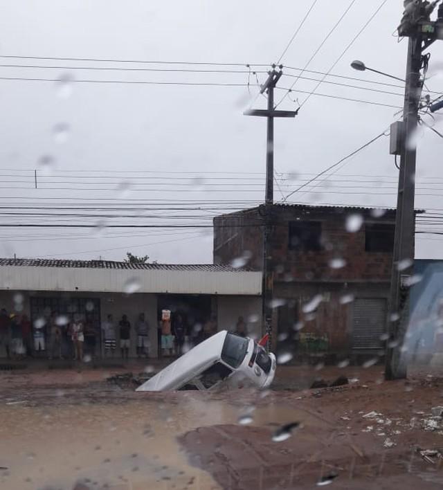 Chuva causa alagamentos, abre crateras e altera trânsito em vários pontos da Grande Natal nesta quinta (9)