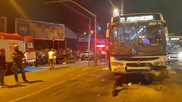 Cinco pessoas ficam feridas após motorista perder controle de ônibus e bater em mureta em Natal